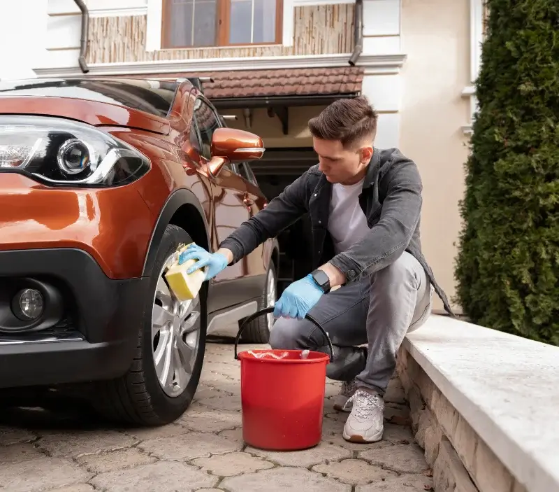 Lavage auto à domicile Saint-Martin-de-Lenne : professionnel intervenant sur un véhicule